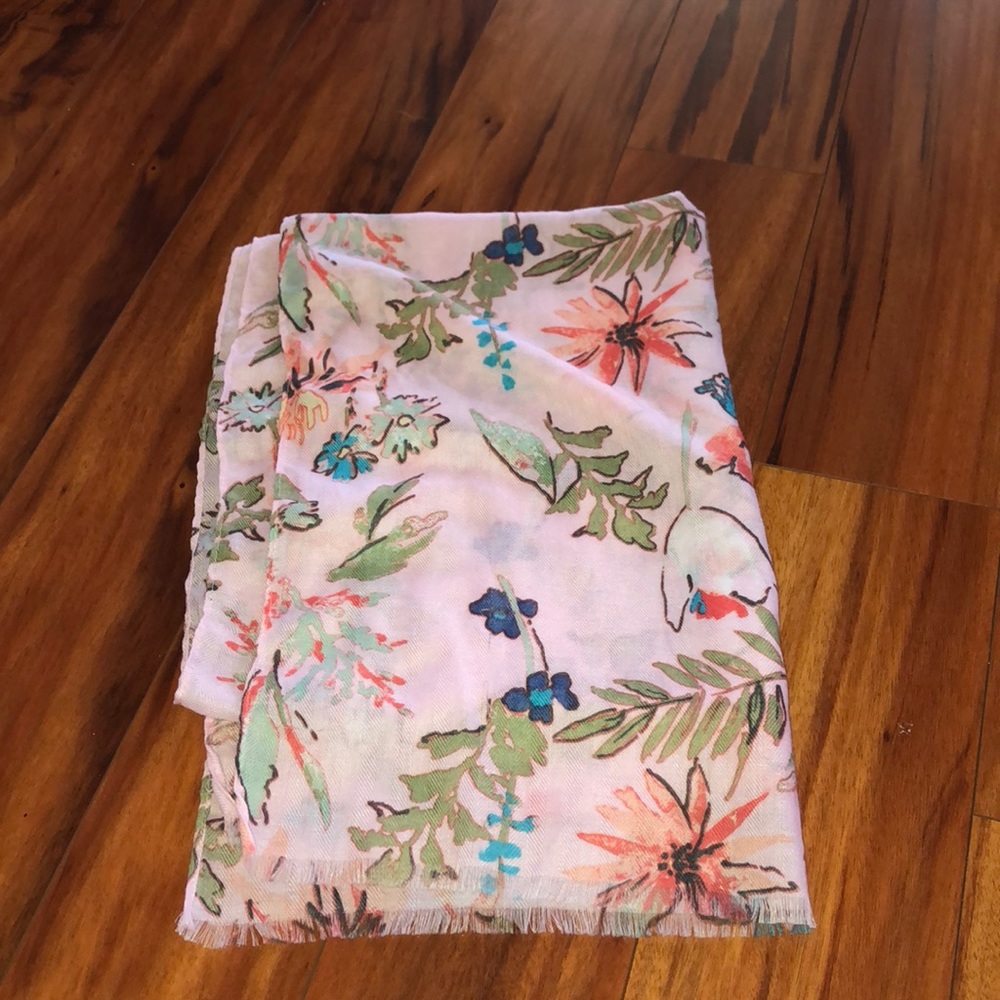 Flowered light pink scarf